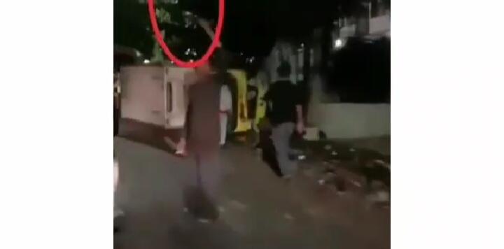 Beredar Video Kecelakaan, Netizen Gagal Fokus dengan Kuntilanak di Pinggir Jalan! 