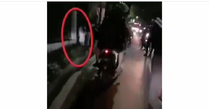 Beredar Video Kecelakaan, Netizen Gagal Fokus dengan Kuntilanak di Pinggir Jalan! 