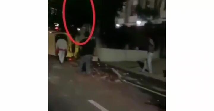 Beredar Video Kecelakaan, Netizen Gagal Fokus dengan Kuntilanak di Pinggir Jalan! 