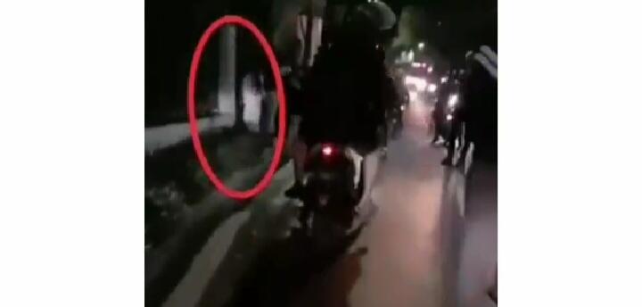 Beredar Video Kecelakaan, Netizen Gagal Fokus dengan Kuntilanak di Pinggir Jalan! 