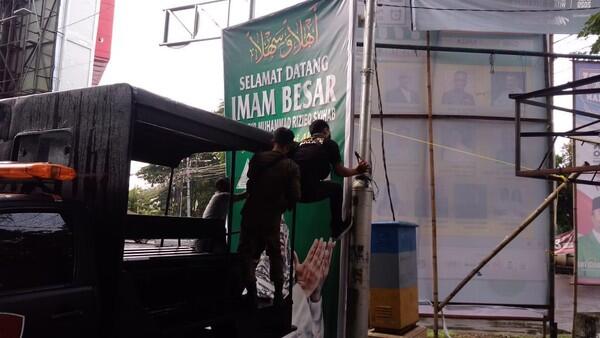 Tak Ingin Sampai TNI Turun, Satpol PP Makassar Copot Baliho HRS