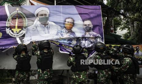 Polisi Belum Ingin Ikuti Langkah TNI Copot Baliho HRS