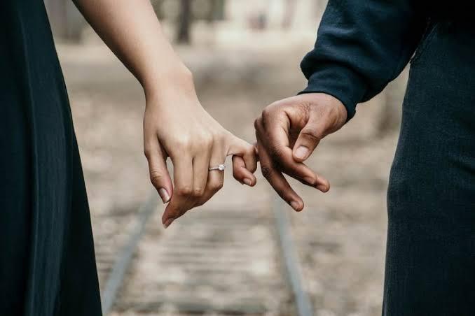 Mending Pacaran atau Enggak, Ya?