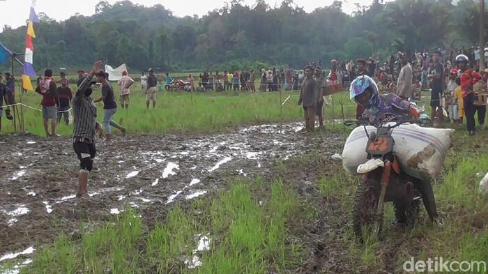 Pesta Panen di Polman Dimeriahkan Balap Motor Bawa Gabah di Jalur Berlumpur