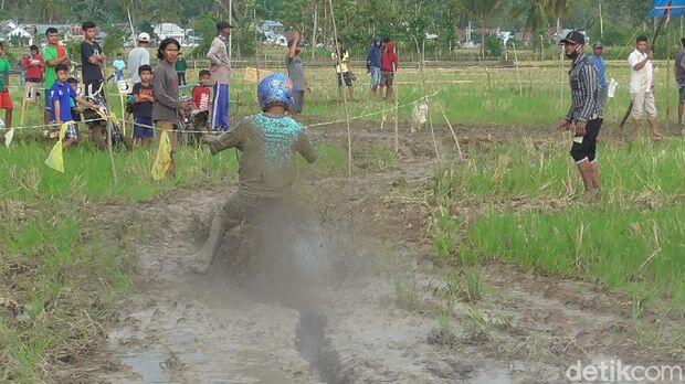 Pesta Panen di Polman Dimeriahkan Balap Motor Bawa Gabah di Jalur Berlumpur