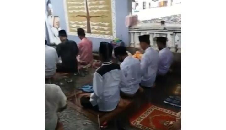 Viral Video Shalat Jum'at di Tengah Hujan Deras, Para Jama'ah Tetap Shalat Khusyuk!