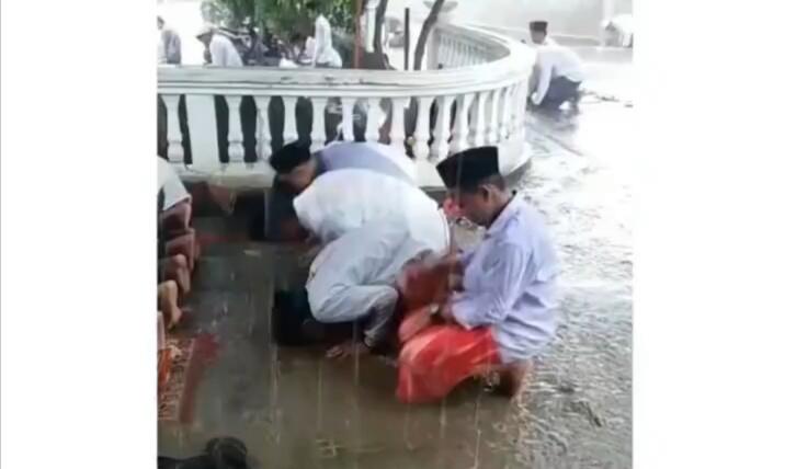 Viral Video Shalat Jum'at di Tengah Hujan Deras, Para Jama'ah Tetap Shalat Khusyuk!