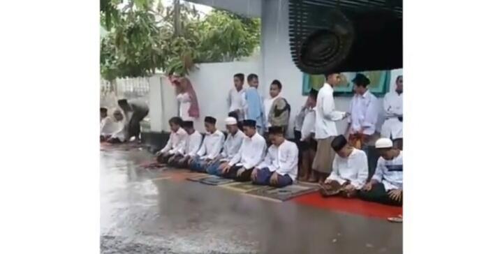 Viral Video Shalat Jum'at di Tengah Hujan Deras, Para Jama'ah Tetap Shalat Khusyuk!