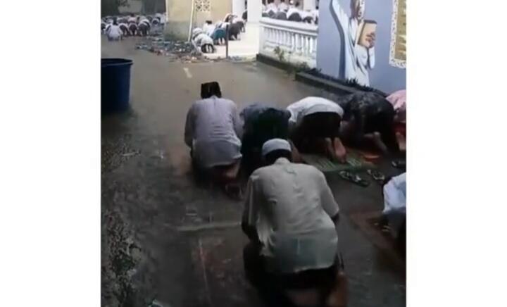 Viral Video Shalat Jum'at di Tengah Hujan Deras, Para Jama'ah Tetap Shalat Khusyuk!