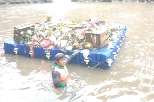 Mereka Rela Kotor dan Bau Agar Kita Tetap Bersih dan Tidak Bau #PahlawanLingkungan