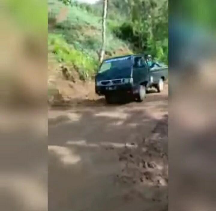 Diduga tak Sabaran, Sopir Pickup Melaju Kencang Hingga Terjun ke Jurang! Ini Vidionya