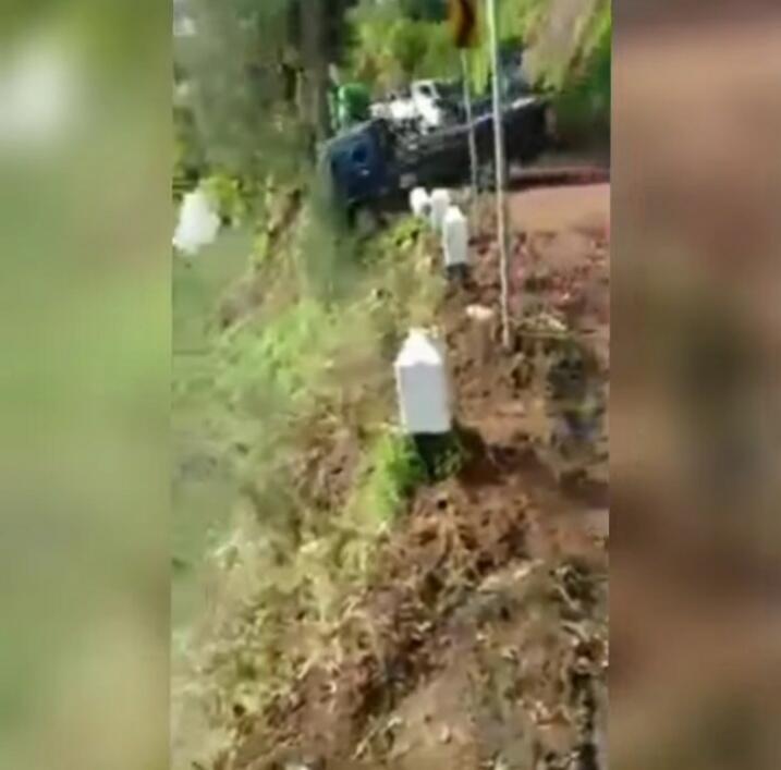 Diduga tak Sabaran, Sopir Pickup Melaju Kencang Hingga Terjun ke Jurang! Ini Vidionya