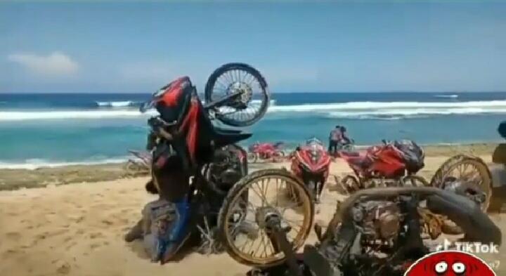 OMG! Bikin Geleng-geleng, Sekelompok Pemuda Gelar Aksi Tanam Motor di Pantai