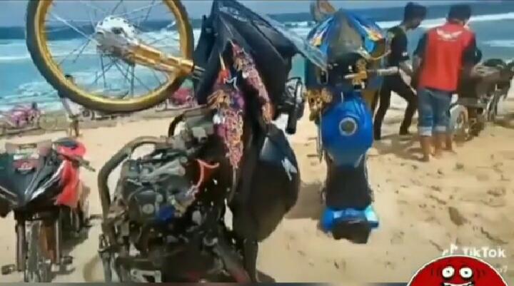 OMG! Bikin Geleng-geleng, Sekelompok Pemuda Gelar Aksi Tanam Motor di Pantai