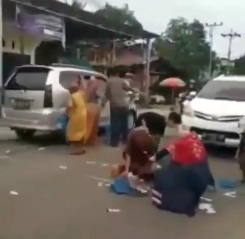 Viral, Pengendara Mobil Memberikan Sumbangan Dengan Cara Menyerakkan