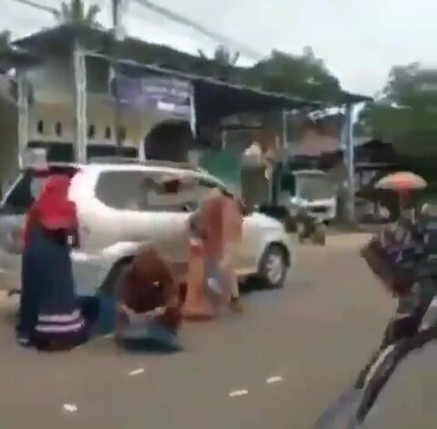 Viral, Pengendara Mobil Memberikan Sumbangan Dengan Cara Menyerakkan