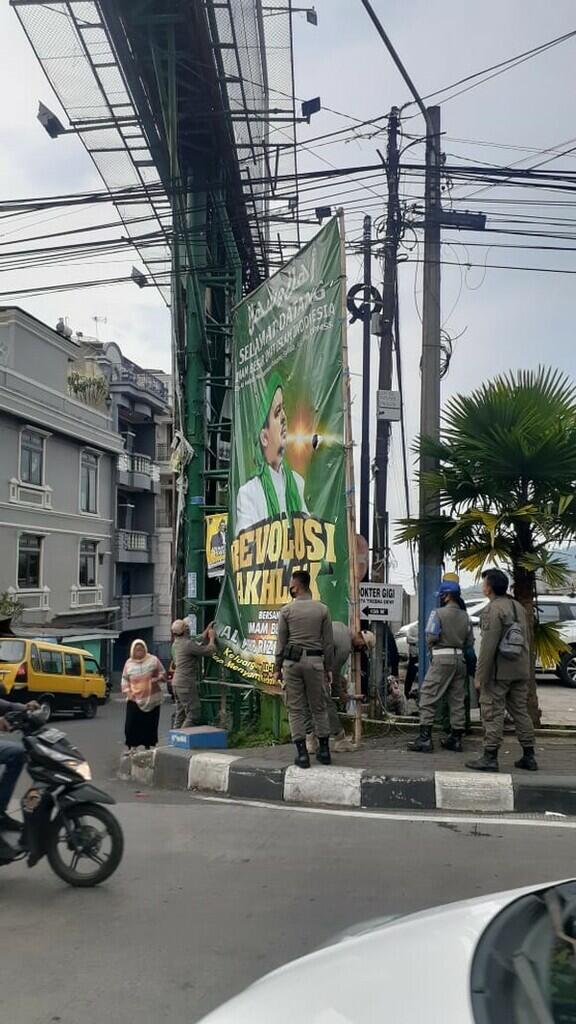 Satpol PP Sumedang Menurunkan Sejumlah Baliho Habib Rizieq