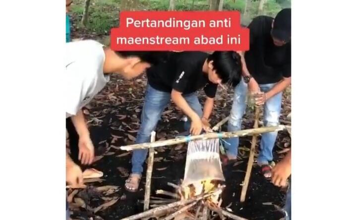 Tuai Kecaman Netizen+62, Para Pemuda Ini Mengadu Cupang di Atas Bara Api! Kok Tega?