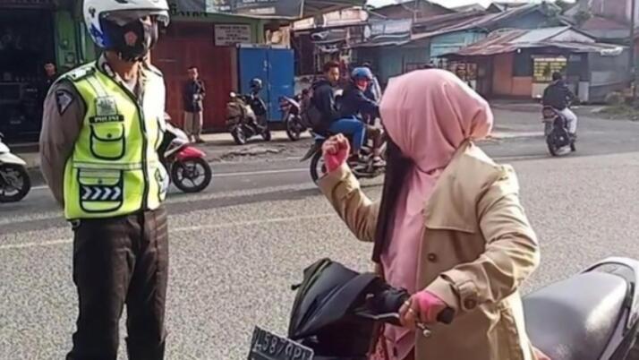 Viral Emak-emak di Aceh Teriak Takbir Saat Disetop Polantas, Lalu Tancap Gas

