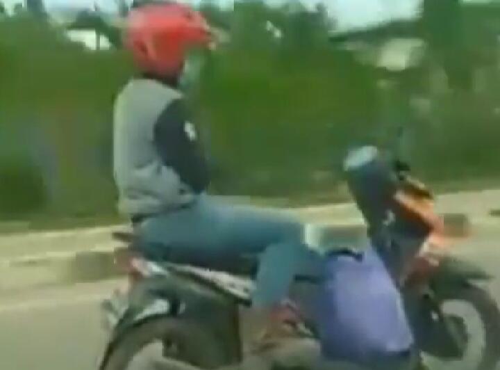 Bukan Sulap Bukan Sihir, Pengendara Motor Ini Mengemudikan Kendaraan Tanpa Menyetir!