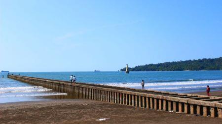 Eksotisme Pantai Teluk Penyu, Kerennya Bukan Kaleng-Kaleng!