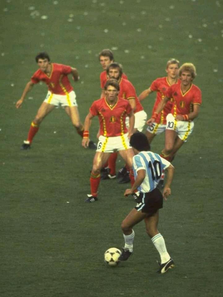 Hembusan Nafas Terakhir Sang Legenda Sepakbola, Diego Maradona
