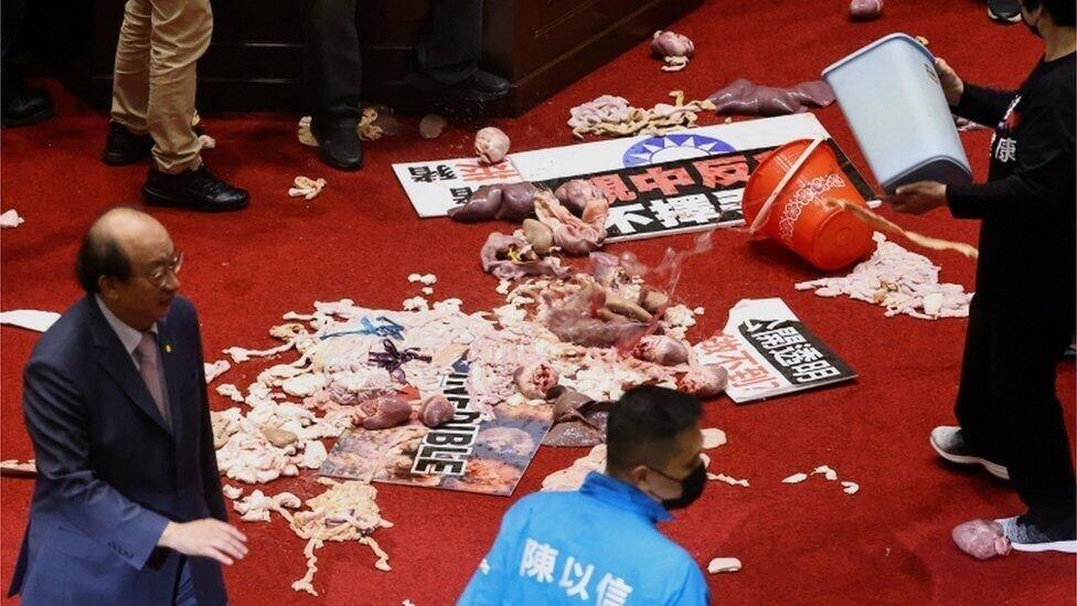Panas! Anggota DPR Taiwan Lempar Usus dan Jeroan Babi Saat Rapat