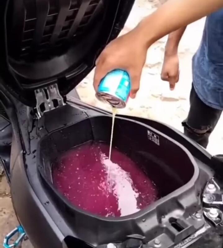 Absurd! Para Pemuda Ini Bikin Minuman Es di Bagasi Motor, Seger tapi Kok Gitu?