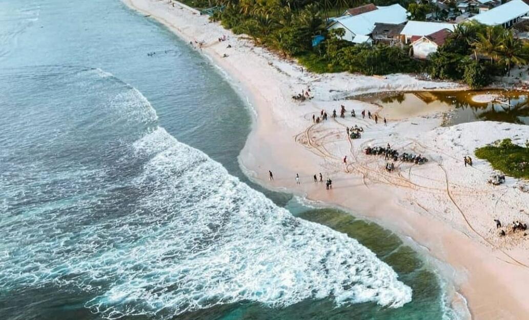 Pesona Keindahan Pantai Krui, Lampung Barat! Liburanku Seru, Liburanku Aman