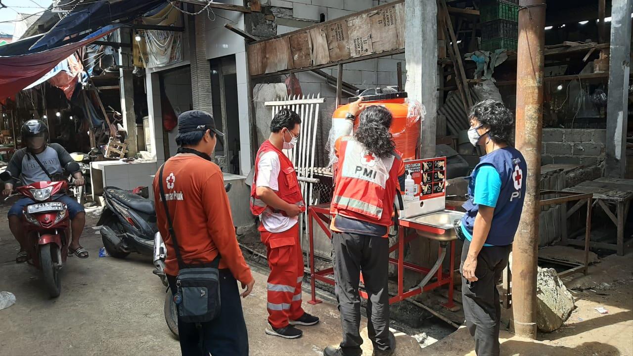 Relawan SIBAT PMI Kecamatan Mendistribusikan Wastafel ke Fasilitas Umum