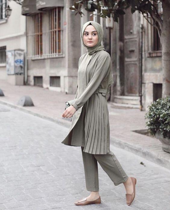 7 Padu-Padan Tunik Panjang untuk Hijaber Bertubuh Mungil Agar Terlihat Lebih Tinggi.