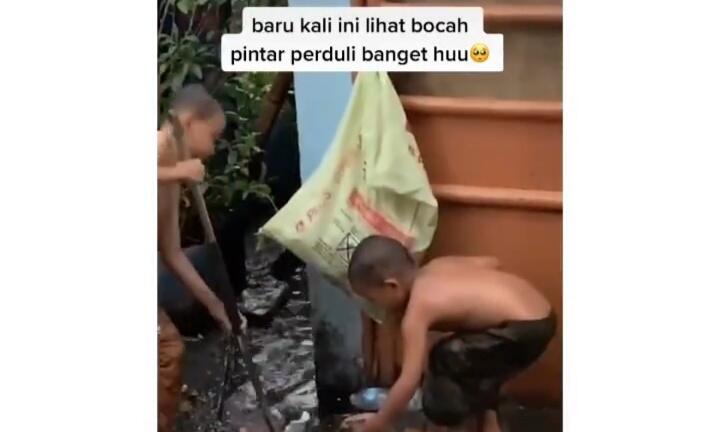 Salut, Viral Dua Bocah Bersihkan Selokan dari Sampah Sambil Main Hujan! Koruptor?