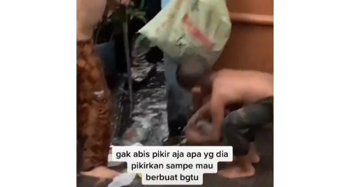 Salut, Viral Dua Bocah Bersihkan Selokan dari Sampah Sambil Main Hujan! Koruptor?