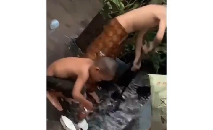 Salut, Viral Dua Bocah Bersihkan Selokan dari Sampah Sambil Main Hujan! Koruptor?