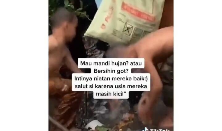 Salut, Viral Dua Bocah Bersihkan Selokan dari Sampah Sambil Main Hujan! Koruptor?