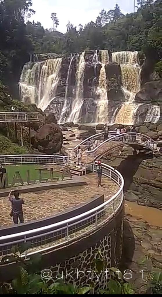 Gadis Hutan Tersembunyi Menjadi The Little Niagara yang Memukau!