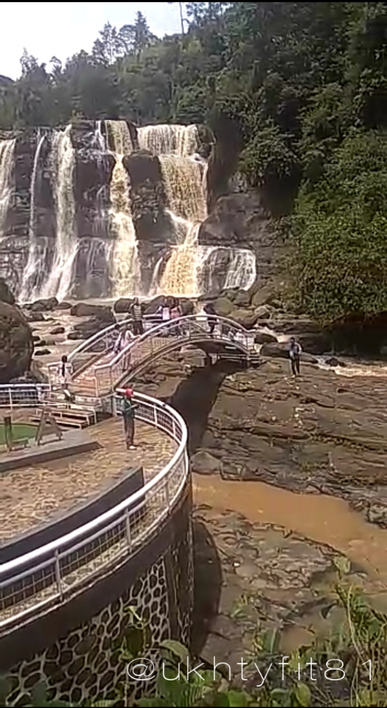 Gadis Hutan Tersembunyi Menjadi The Little Niagara yang Memukau!