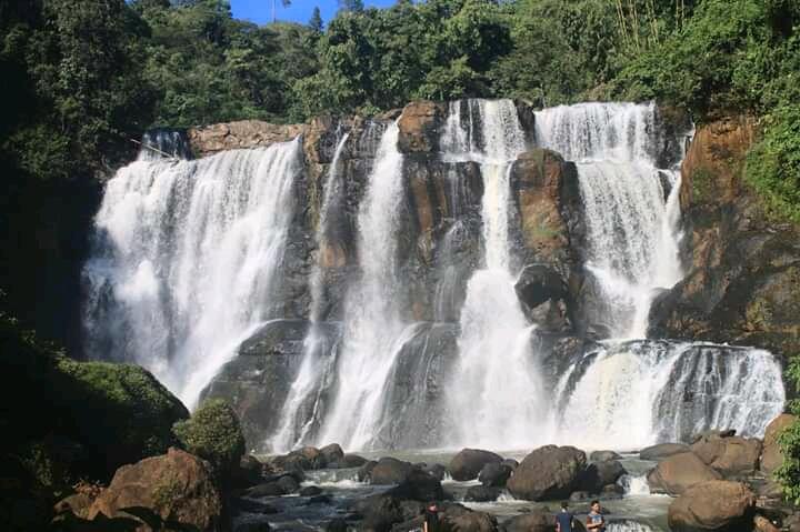 Gadis Hutan Tersembunyi Menjadi The Little Niagara yang Memukau! 