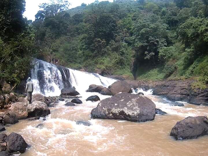Gadis Hutan Tersembunyi Menjadi The Little Niagara yang Memukau! 