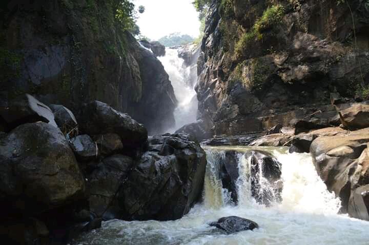 Gadis Hutan Tersembunyi Menjadi The Little Niagara yang Memukau! 