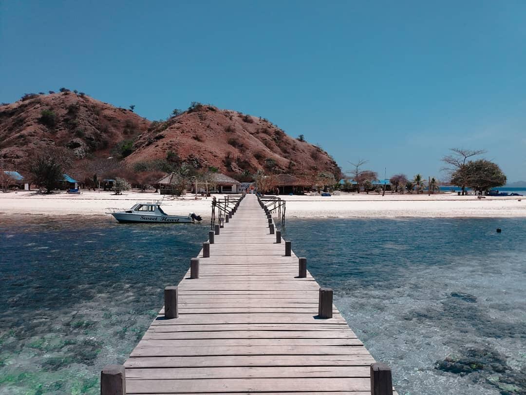 Jangan Salah, Tetangga Pulau Lombok Ini Ternyata Indah Banget!