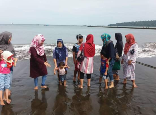 Melihat Merak di Taman Reptil Purbalingga dan Menatap Ombak di Pantai Teluk Penyu
