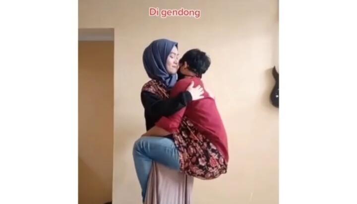 Lucu, Video Seorang Perempuan Ajarkan Cara Manjain Suami! Kok Main Kuda-kudaan?