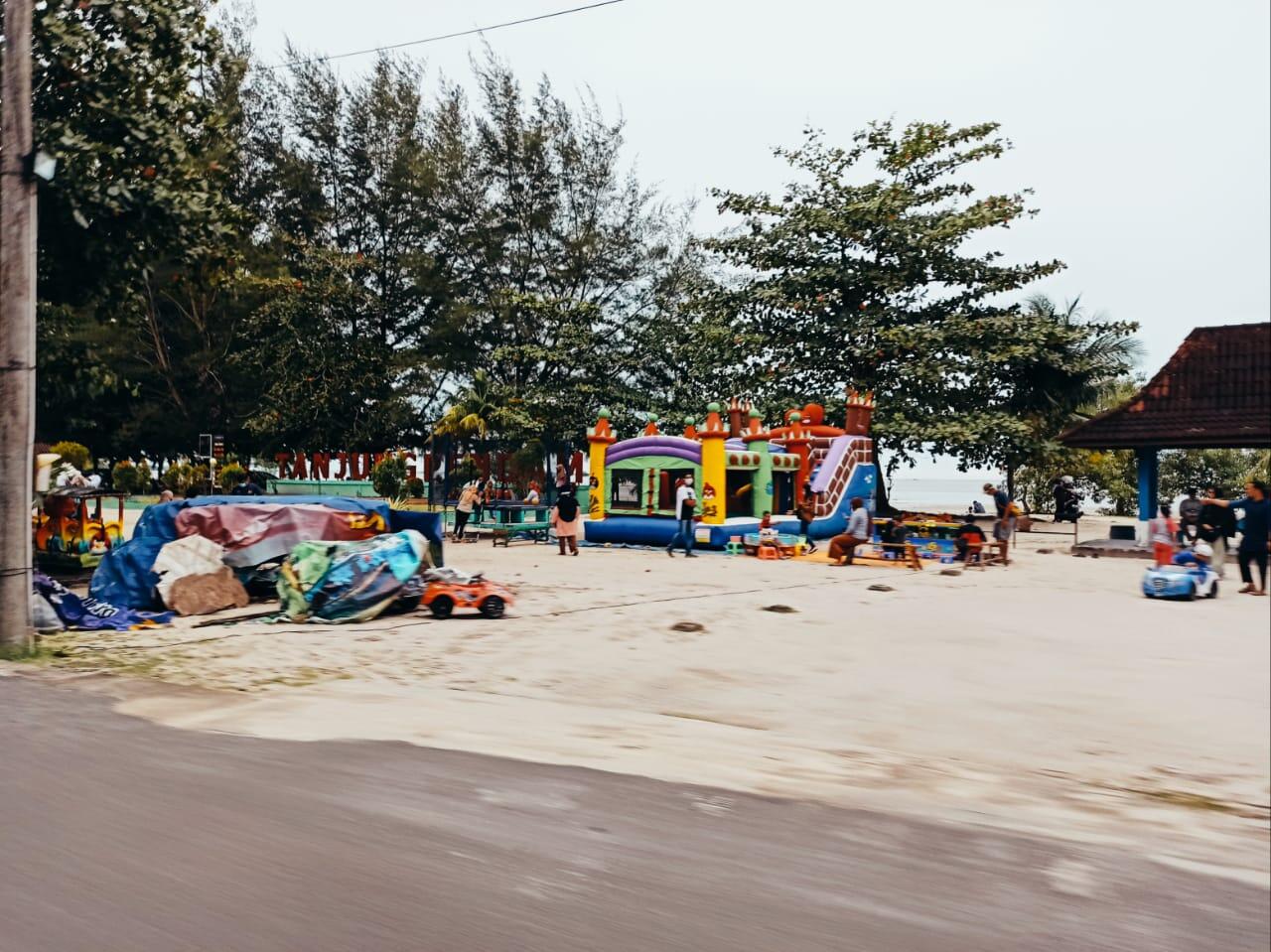 Hang Out Asyik Ala Warga Belitung di Pantai Tanjung Pendam