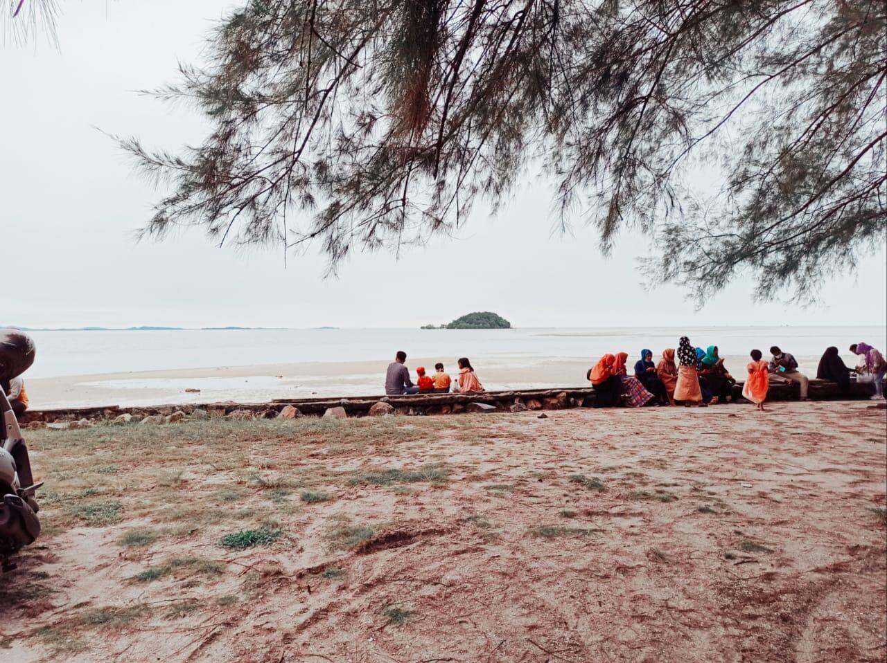 Hang Out Asyik Ala Warga Belitung di Pantai Tanjung Pendam