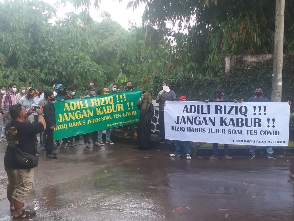 Diduga Karantina di Sentul, Warga Demo Tolak Keberadaan Habib Rizieq