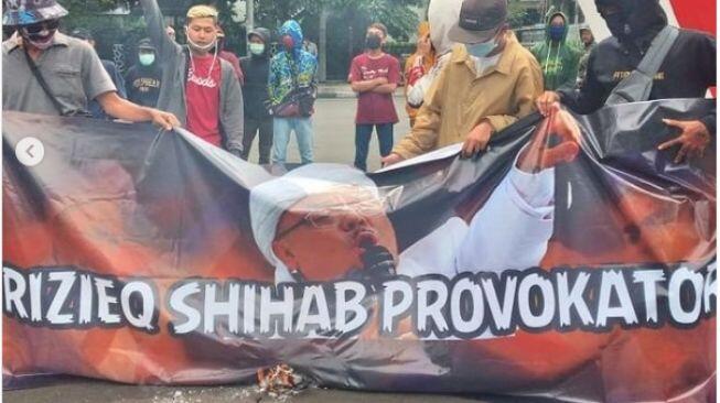 Teriak Allahuakbar! Penolak Habib Rizieq Dilempari Batu saat Demo di Jalan