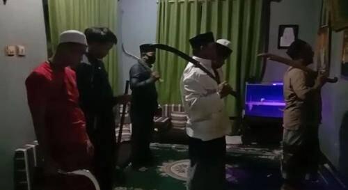 Beredar Video Sholat Berjamaah dengan Pedang dan Seruan Jihad