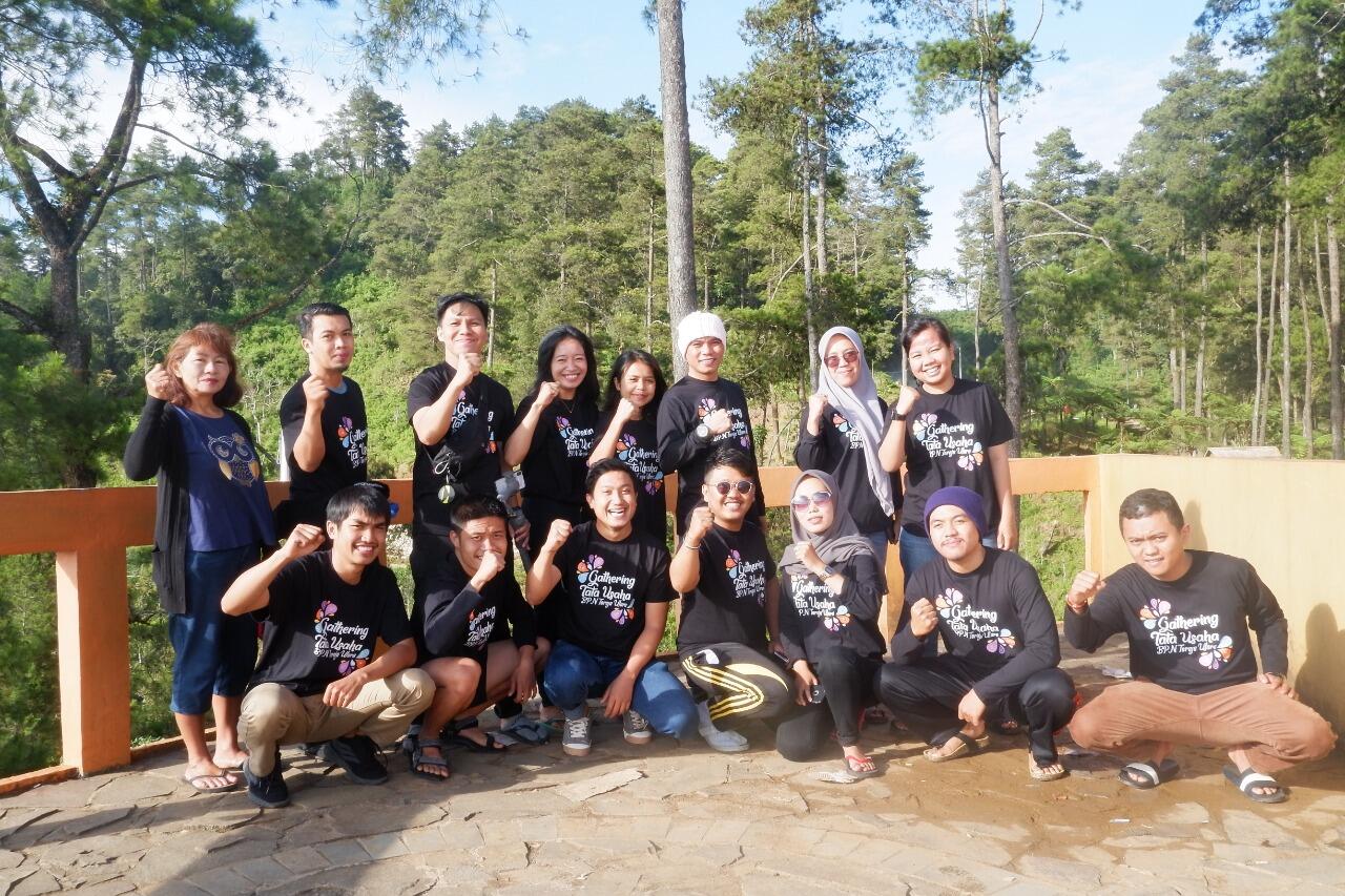Menikmati Keindahan Pango - Pango Bersama Rekan Kerja