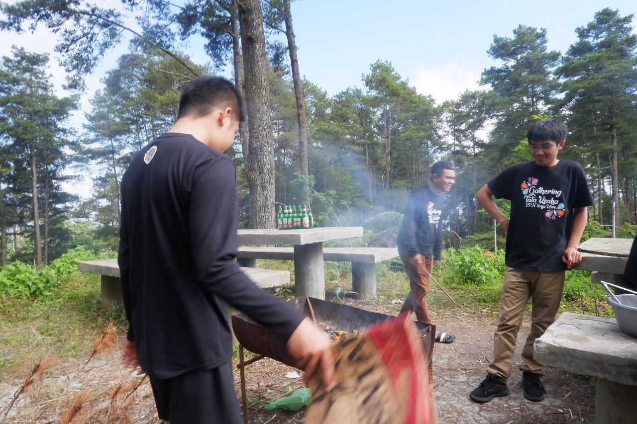 Menikmati Keindahan Pango - Pango Bersama Rekan Kerja